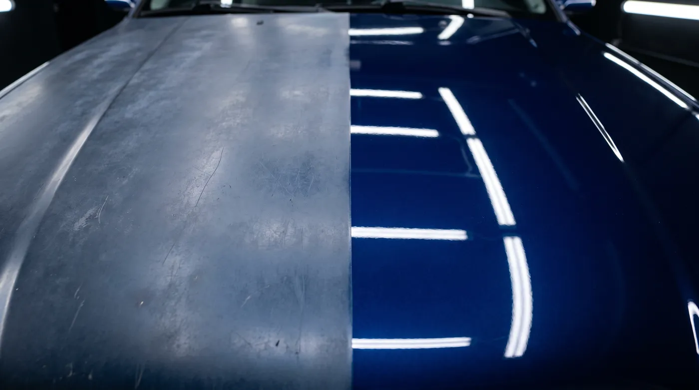 Motorhaube zur Hälfte matt und zur Hälfte spiegelnd poliert